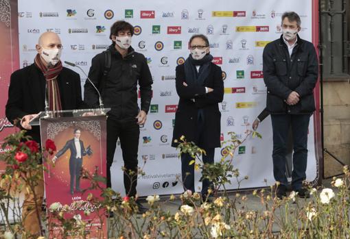 Acto de presentación del XVII Festival Internacional León Vive la Magia con la asistencia del subdelegado del Gobierno, Faustino Sánchez; el delegado Territorial de la Junta, Juan Martínez Majo; el diputado provincial de Cultura, Pablo López; el alcalde de León, José Antonio Diez, y el director artístico del Festival, Juan Mayoral