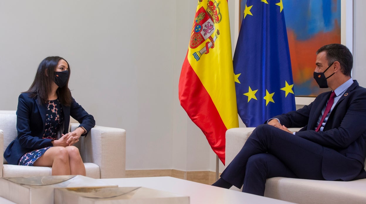 El presidente del Gobierno, Pedro Sánchez, y la presidenta de Ciudadanos, Inés Arrimadas