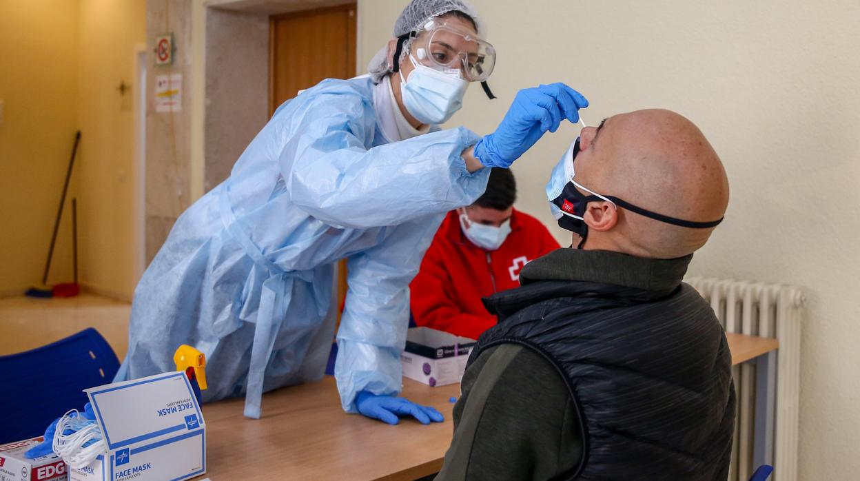 Una sanitaria realiza un test de atígenos a un hombre en Madrid