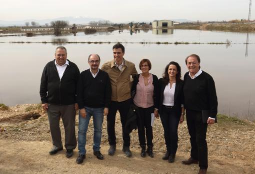 Pedro Sánchez y Javier Lambán, en marzo de 2015, posando ante las inundaciones del Ebro junto a otros dirigentes socialitsas. Fue en vísperas de las elecciones autonómicas y municipales de aquel año