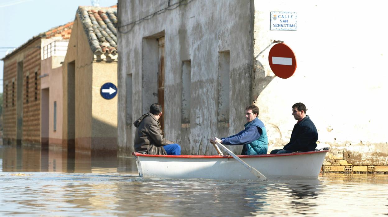 Vecinos de Pradilla de Ebro desplazándose en barca por sus calles, durante una inundación