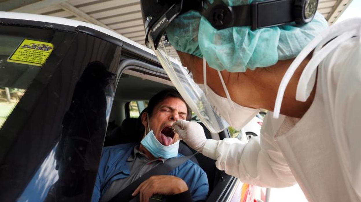 Pruebas PCR en un Auto Covid montado por el Sergas en la localidad lucense de Monforte