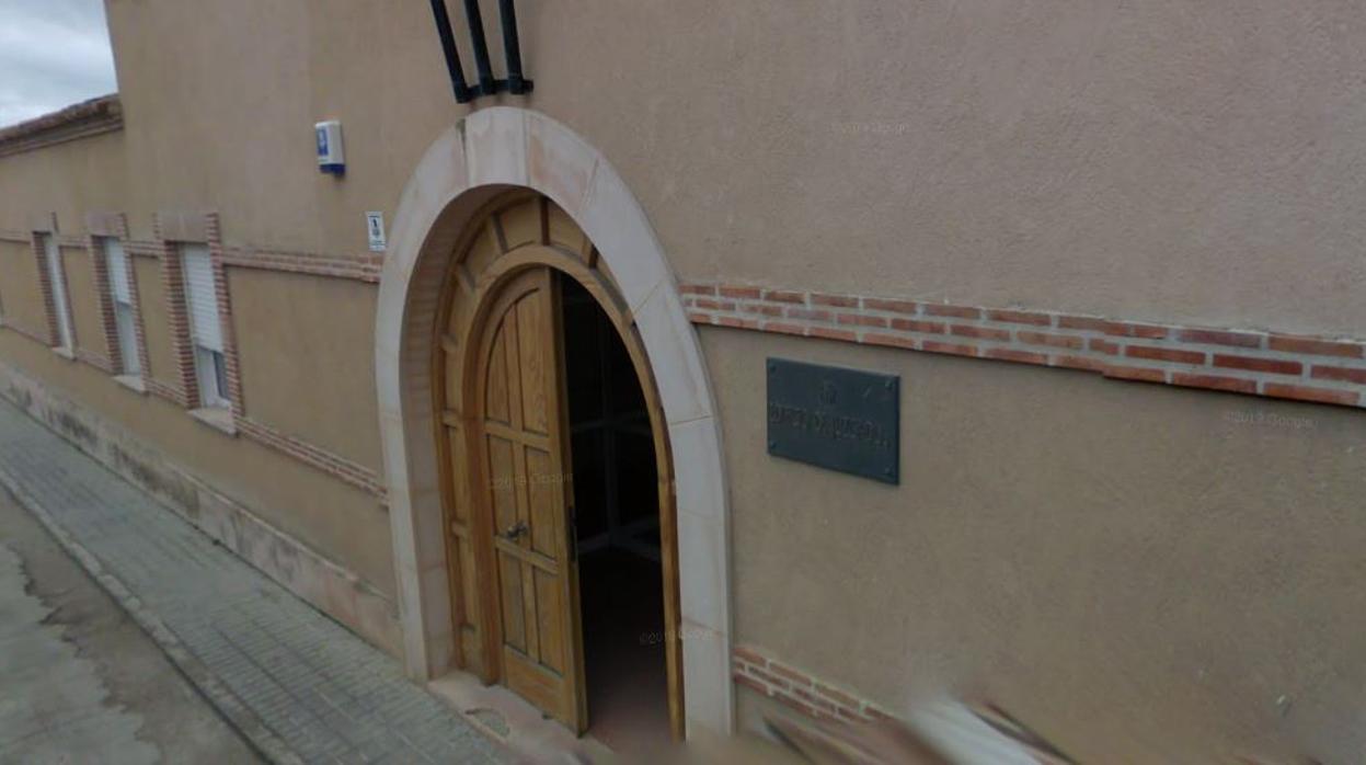 Entrada al Juzgado de Santa María la Real de Nieva (Segovia)