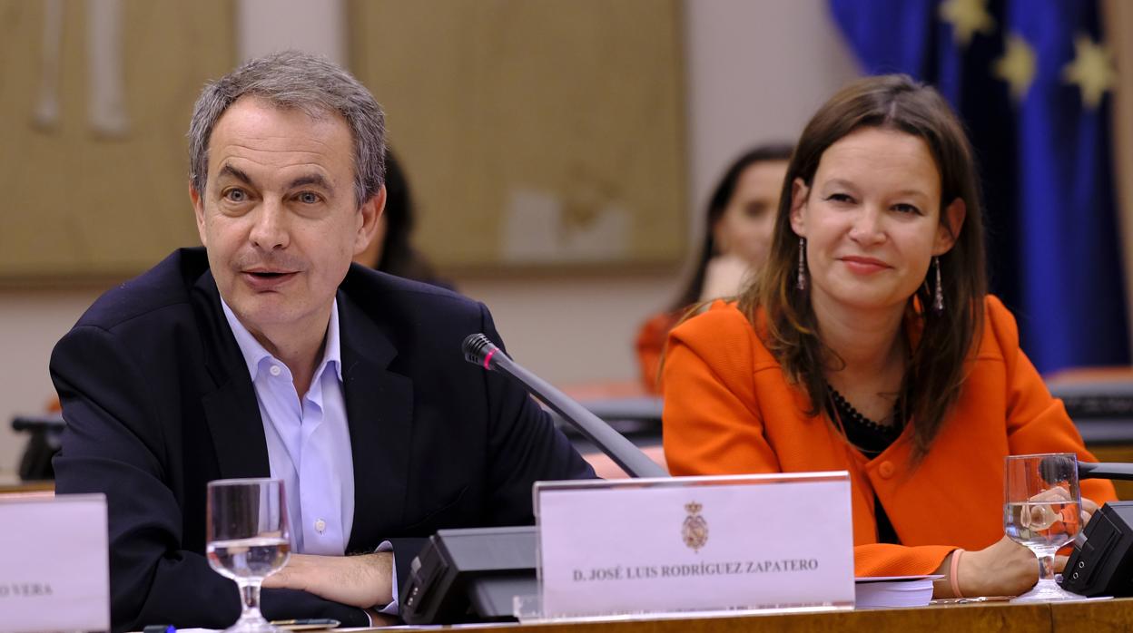 La exministra Leire Pajín junto al expresidente José Luis Rodríguez Zapatero, en un acto conmemorativo en 2017