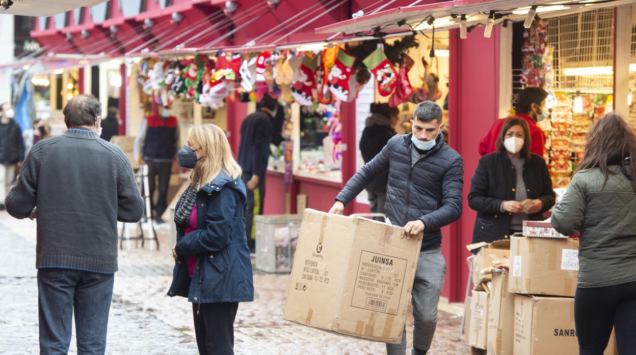 Montaje del tradicional mercadillo de Navidad de la Plaza Mayor