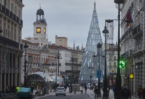 La Puerta del Sol ya luce con el árbol de Navidad