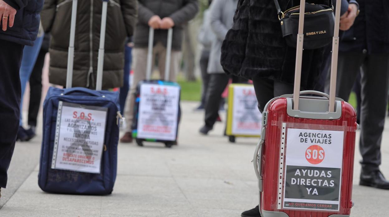 Profesionales del sector de las agencias de viajes se han manifestado este miércoles frente a las Cortes