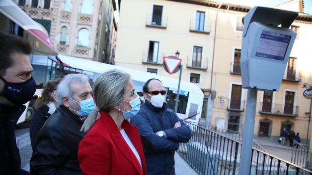 Toledo entrega a la ONCE 35 mandos para el uso de autobuses por invidentes