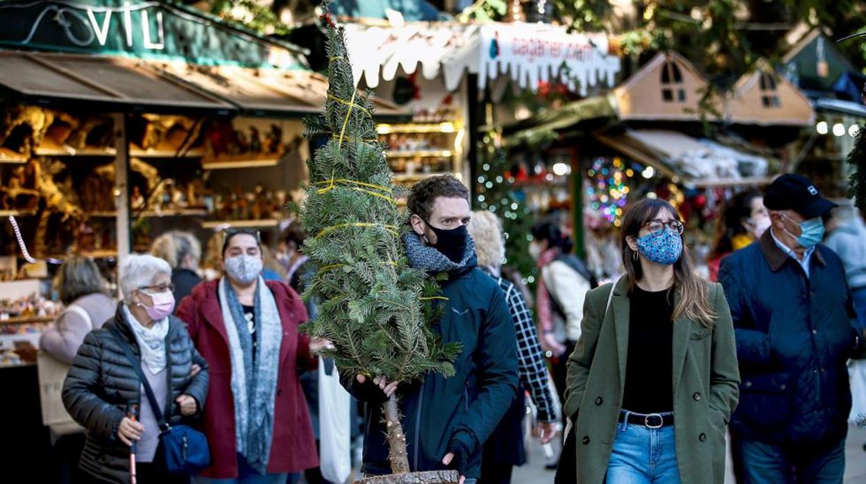 Personas comprando articulos de cara a la próxima Navidad