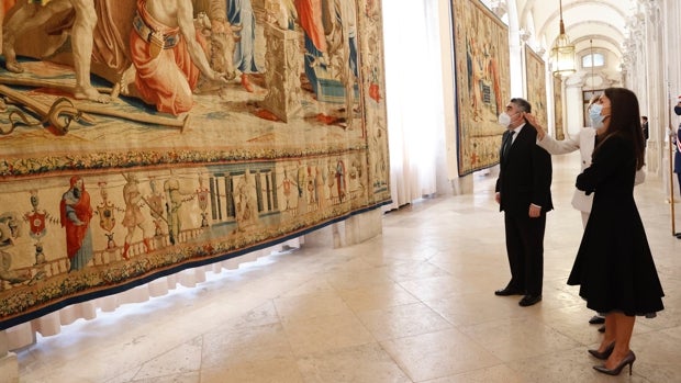 La Reina inaugura la exposición de tapices de Rafael en el Palacio Real