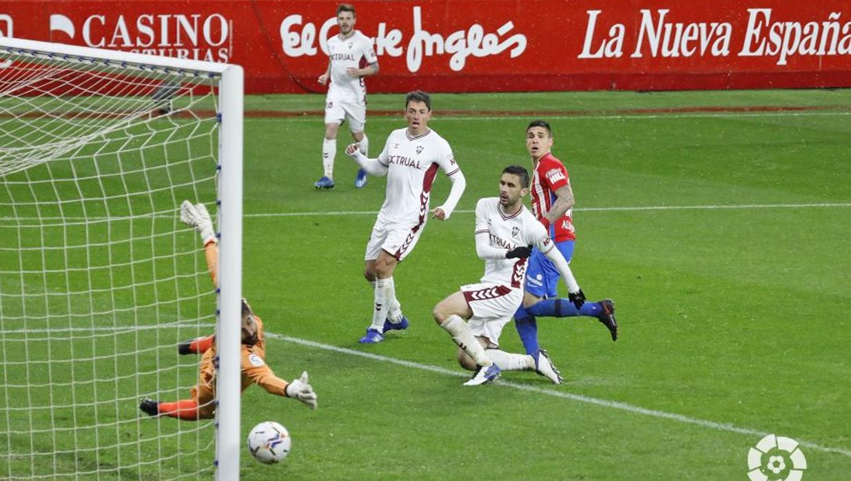 El portero del Albacete, Tomeu Nadal, fue decisivo para salvar un punto para su equipo