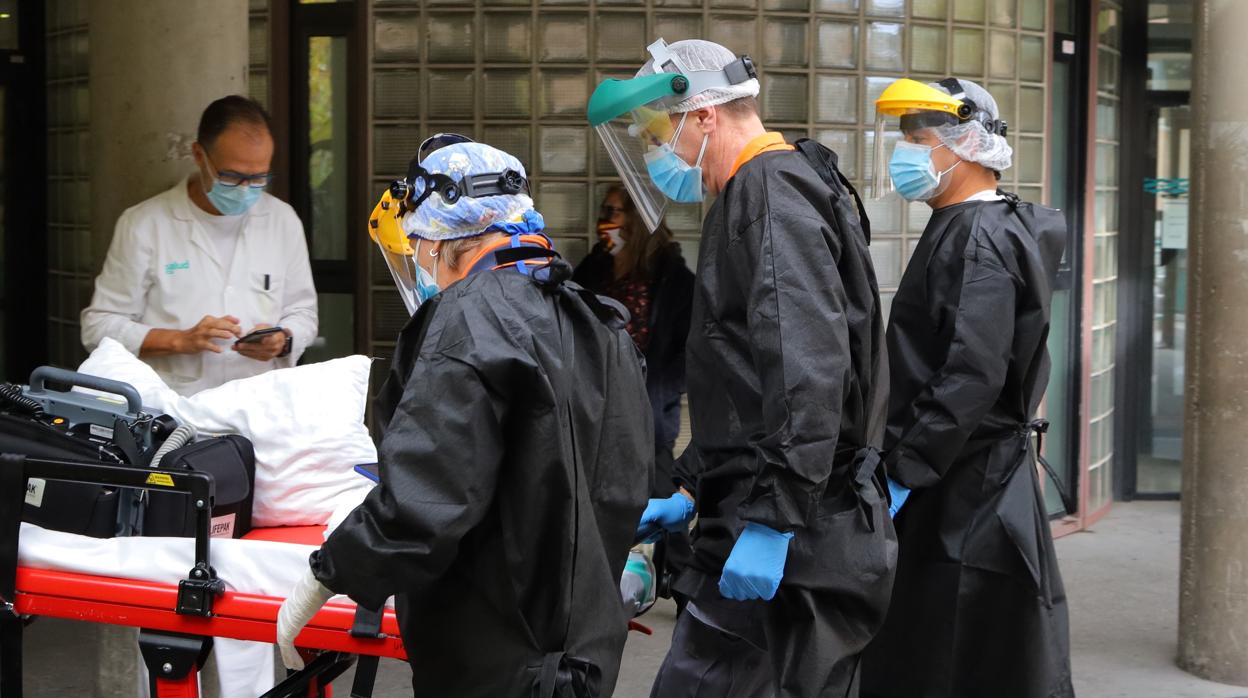 Un equpo de urgencias traslada a un paciente a un hospital de Zaragoza