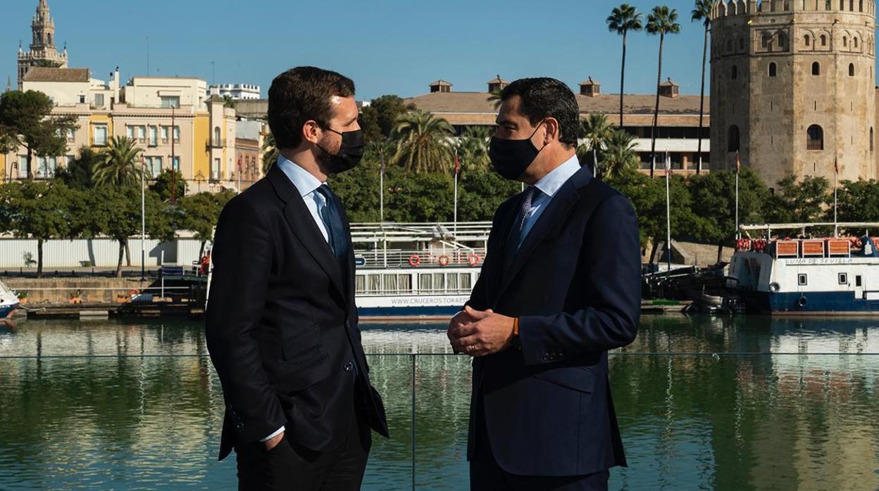 Pablo Casado y Juanma Moreno, ayer en Sevilla