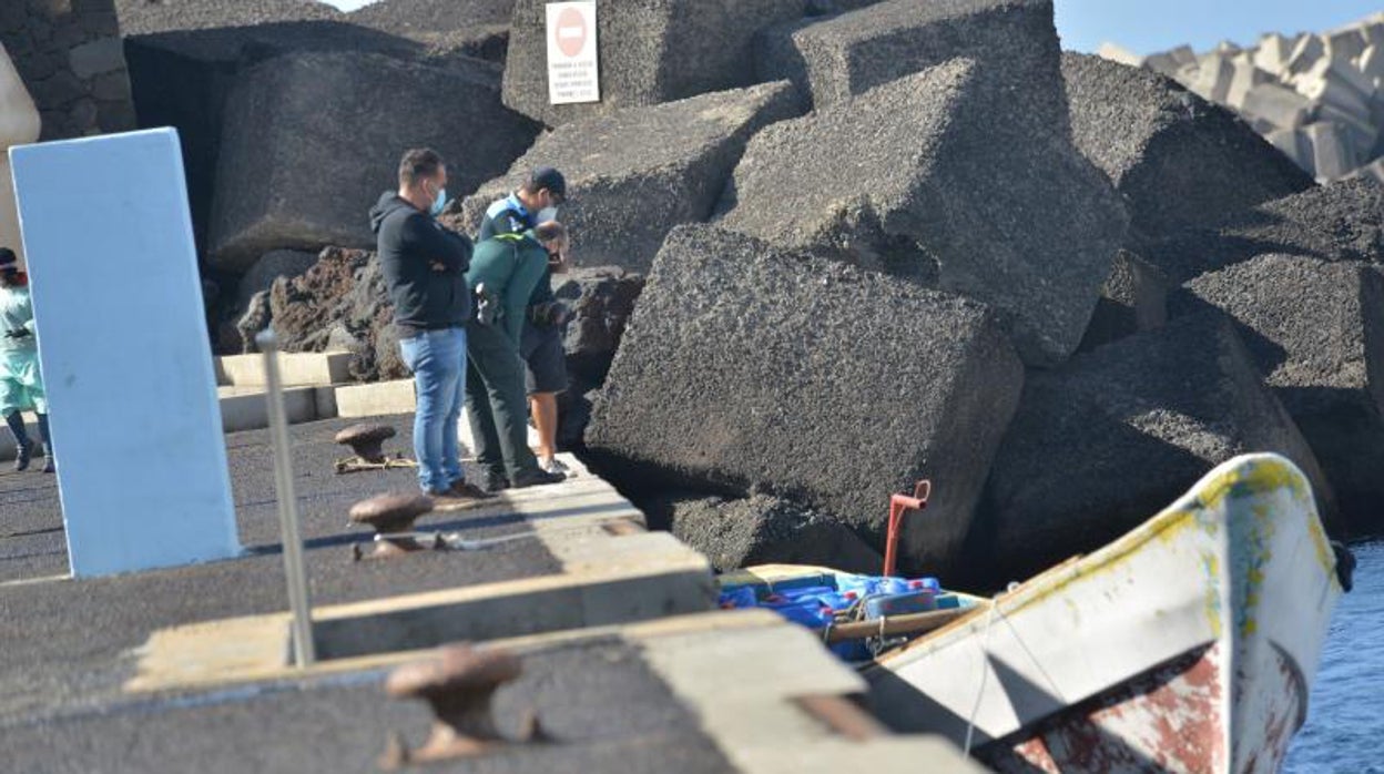 Un cayuco con 51 personas a bordo llegó por sus propios medios a la isla de El Hierro