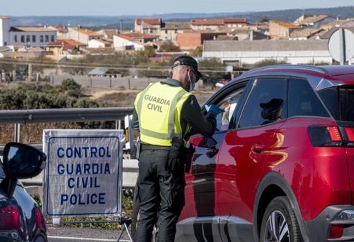 Control de la Guardia Civil para vigilar el cierre perimetral en la Comunidad Valanciana por el coronavirus