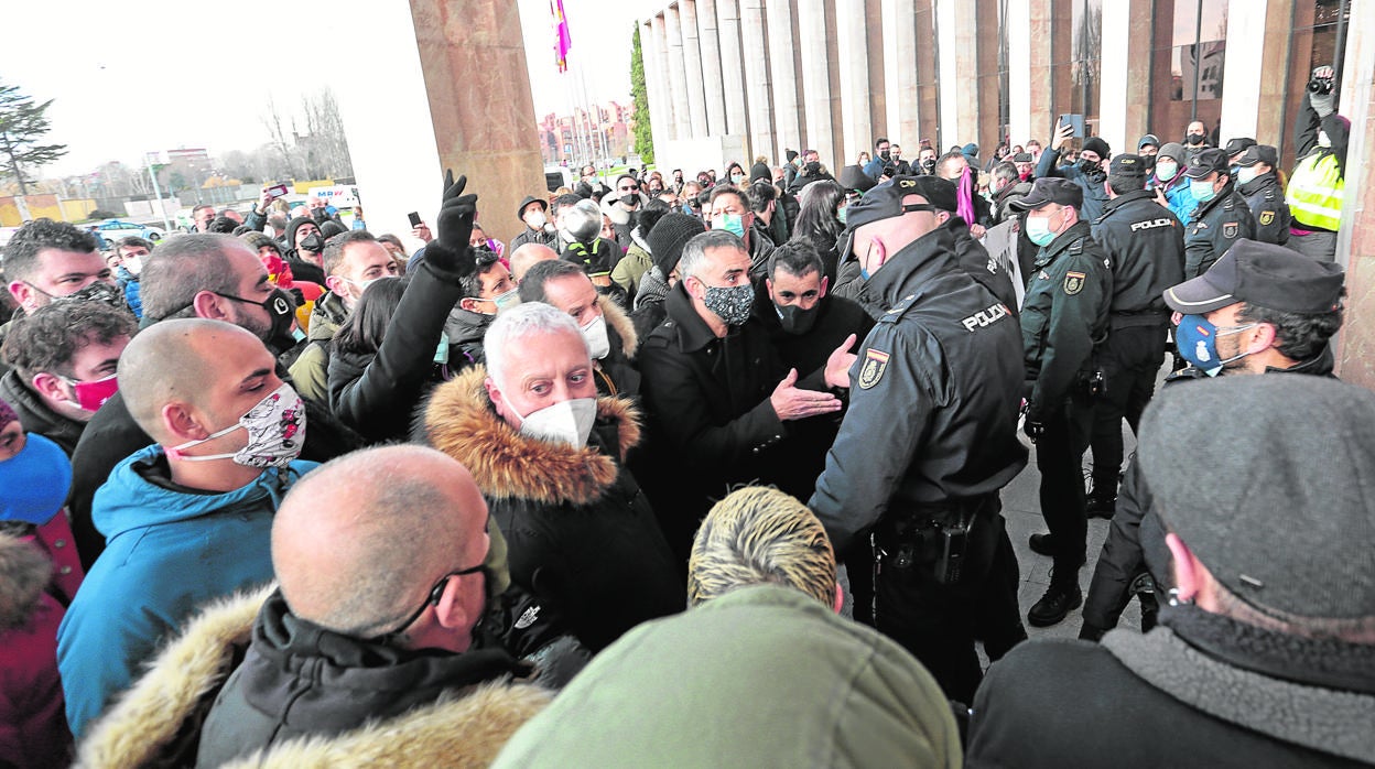 Momentos de tensión de este jueves en la manifestación de la hostelería en León