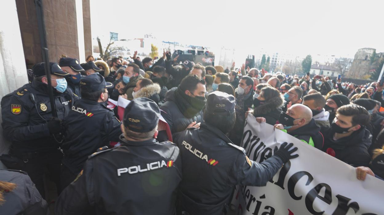 Carga policial a las puertas de la delegación territorial de la Junta de Castilla y León