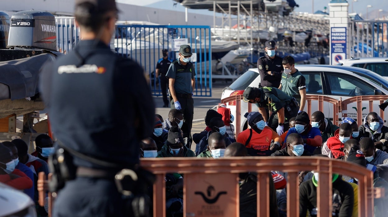 La Guardia Civil y la Policía Nacional atienden a inmigrantes llegados a Tenerife