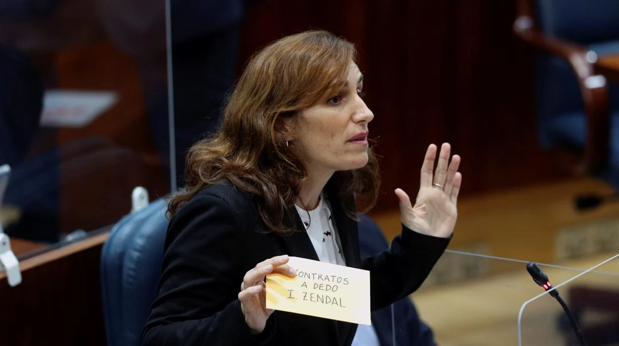 Mónica García, diputada de Más Madrid, durante su intervención en el pleno de la Asamblea