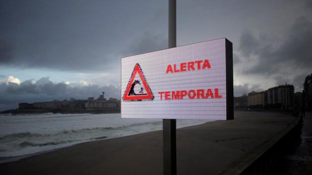 La borrasca Dora llega a Galicia: alerta roja en La Coruña por olas de más de 8 metros