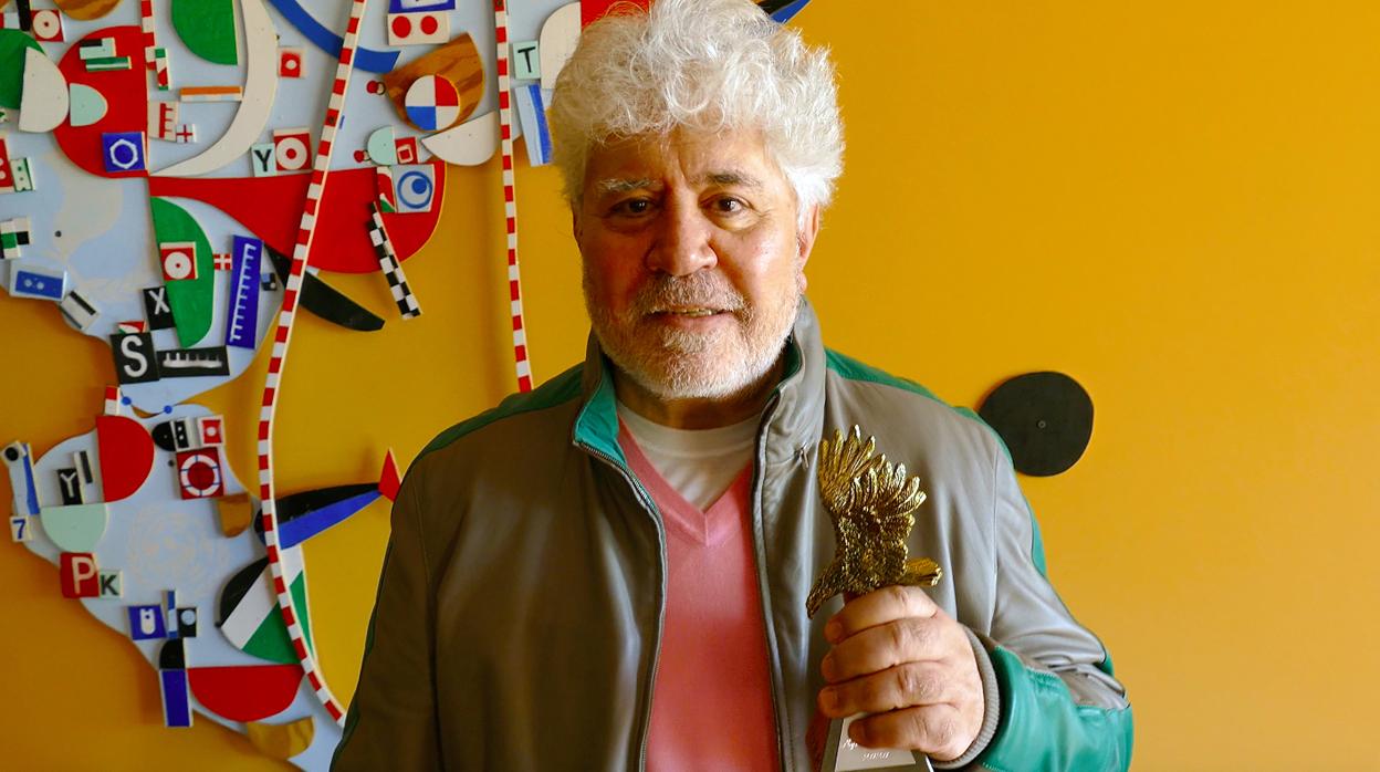 Pedro Almodóvar con el Águila de Oro del Angular Film Festival