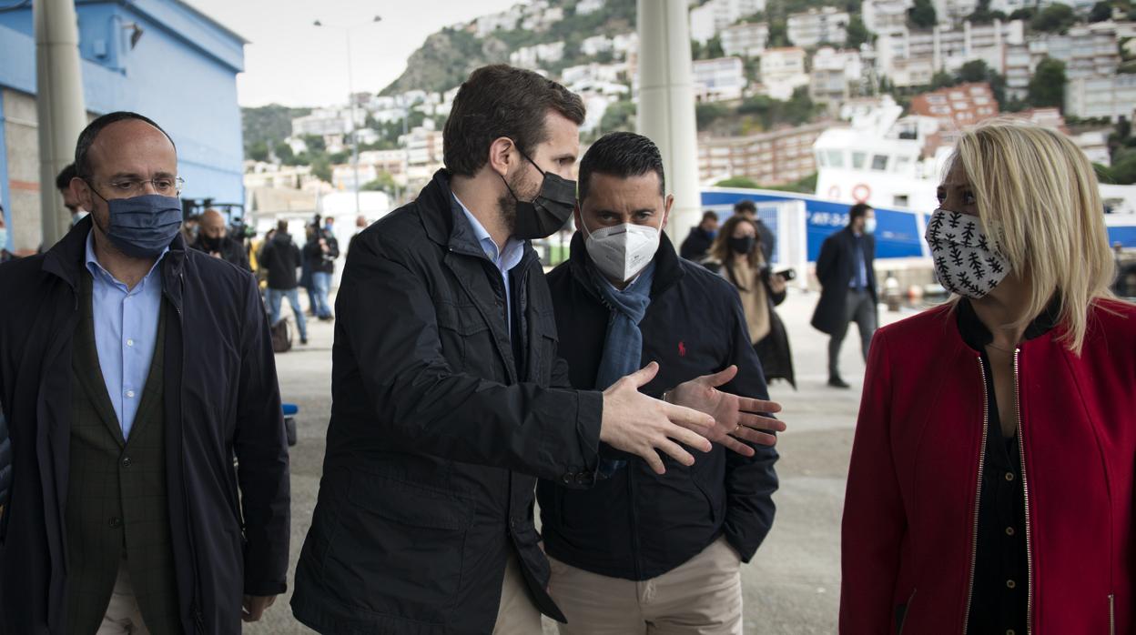 El presidente del PPC, Alejandro Fernández (i), fotografiado el jueves en Roses junto al presidente del PP, Pablo Casado