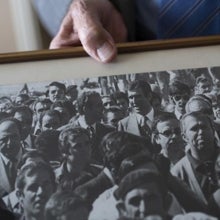 Fernando Suárez muestra una peculiar imagen con Don Juan Carlos. Fue captada en un pueblo de Ciudad Real, rodeados de ciudadanos ajenos a la presencia del entonces Príncipe de España