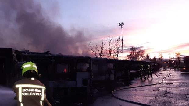 Un incendio en las cocheras de la EMT de Valencia calcina dieciséis autobuses