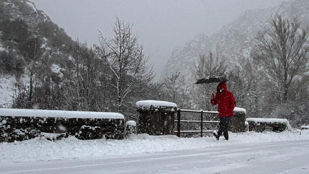 La nieve complica el tráfico en varias provincias de Castilla y León