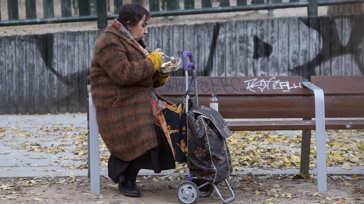 Harika, una de las personas sin hogar que ocupan la plaza del Dos de Mayo