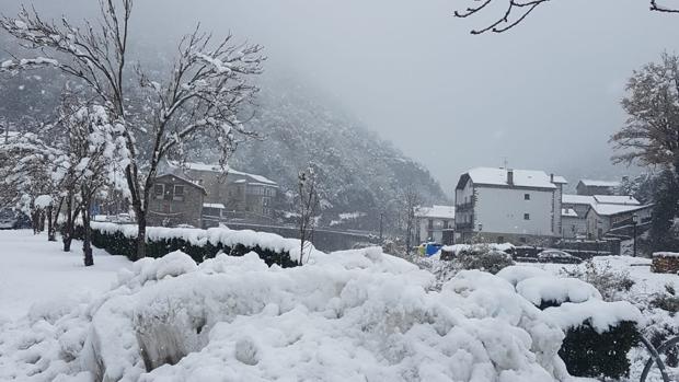 Movilizados 60 equipos quitanieves al persistir el riesgo de nevadas