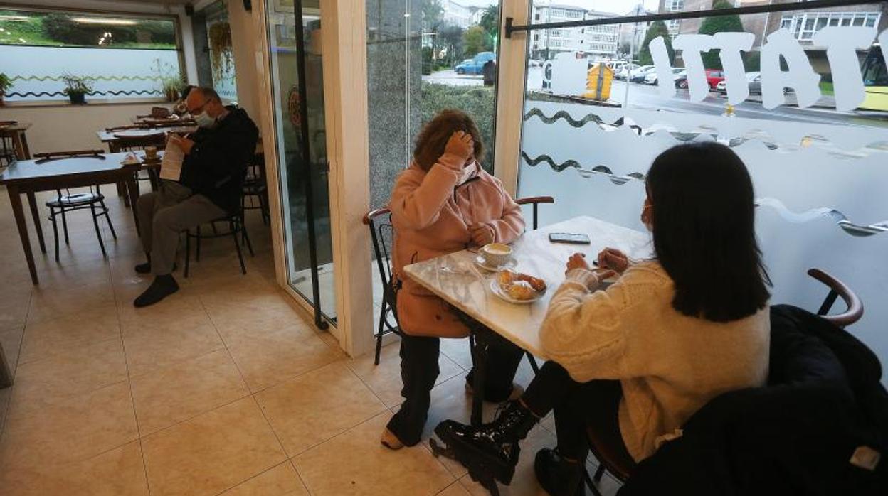 Una cafetería de Santiago, el pasado viernes al reabrir la hostelería