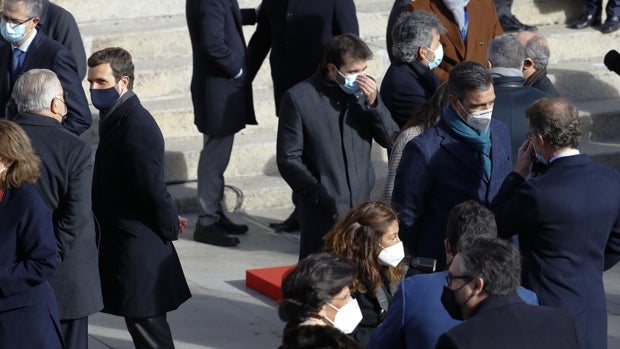 Feijóo acusa a Pedro Sánchez de faltar al respeto a Pablo Casado como jefe de la oposición