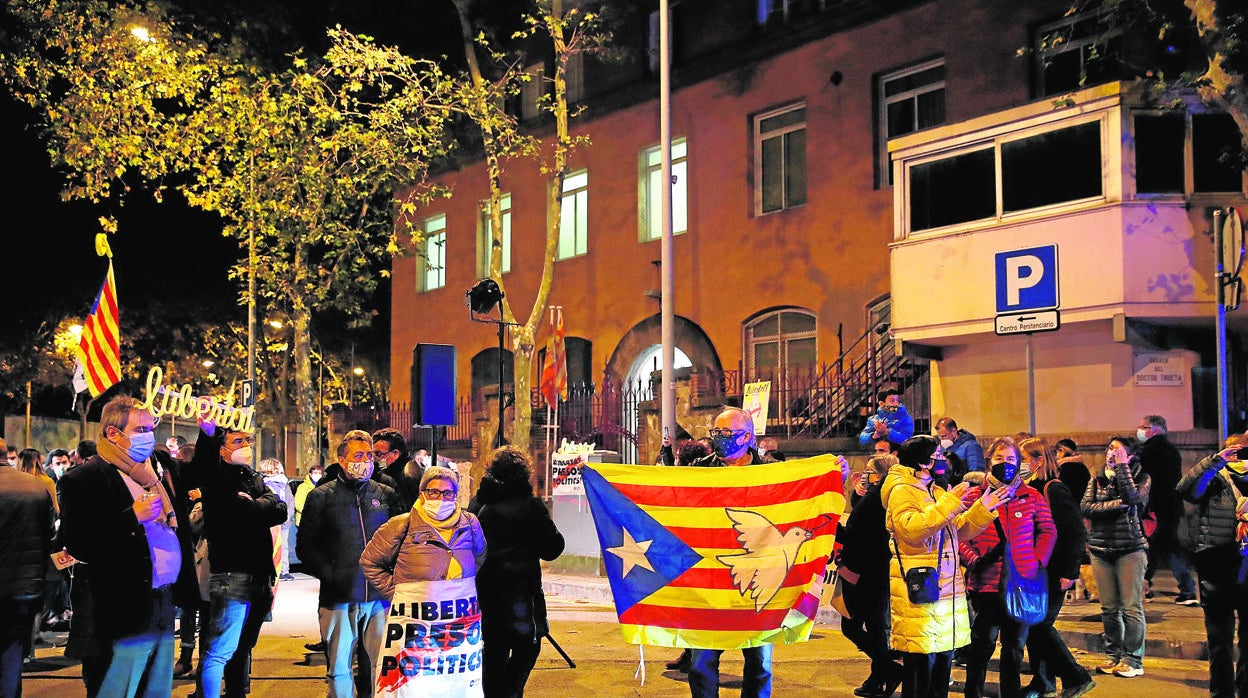 Varias personas se manifestaron el viernes a las puertas Wad Ras en contra de la sentencia del TS de suspender el tercer grado a Bassa y Forcadell