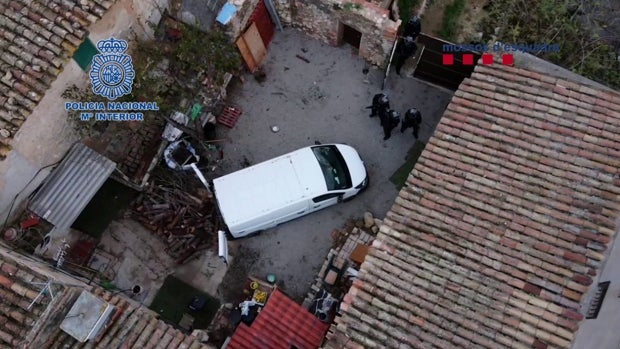 Un asesino fugitivo vivía en una masía perdida con una mujer y su hija, ajenas a su historial