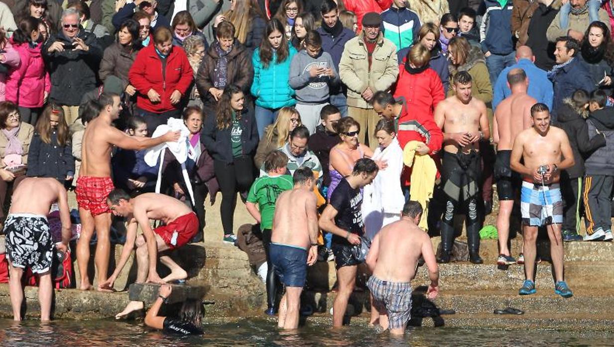 Desde 1995 los vecinos de El Robledo y su comarca desspiden el año bañándose en las gélidas aguas del río Bullaque