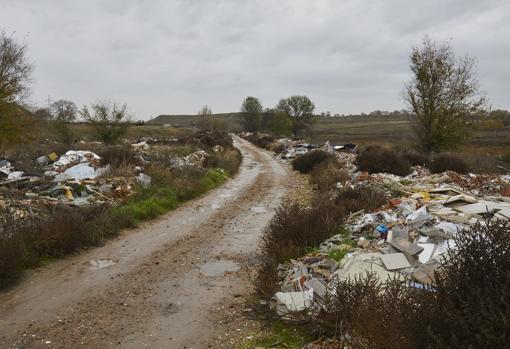 Escombros en el camino de la Magdalena