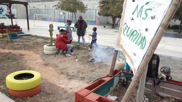 Familias vigilan las 24 horas por turnos en un colegio de Alicante por los robos