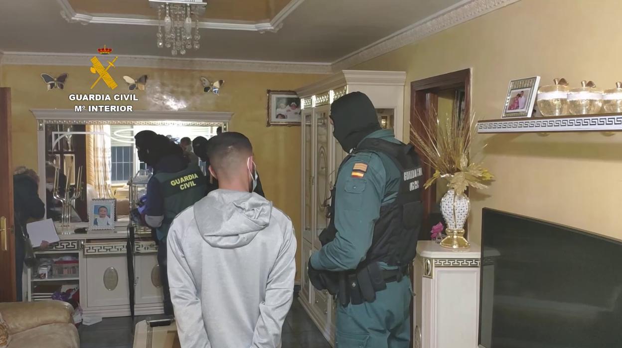 Agentes de la Guardia Civil, en el piso de uno de los detenidos