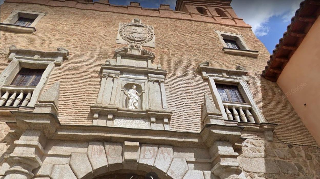 La estatua de Santa Leocadia, tallada por Nicolás de Vergara, figura en la fachada interior de la Puerta del Cambrón