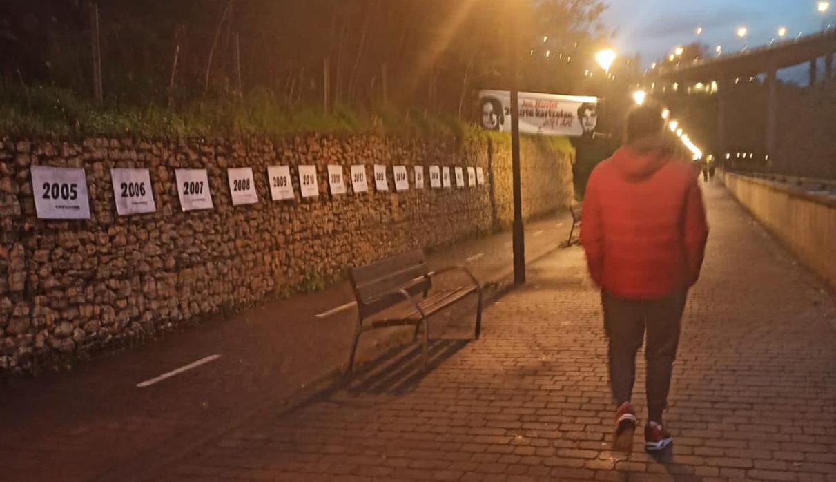 Retiran en Bilbao unos carteles firmados por Sortu en apoyo a los etarras que asesinaron a Portero y Martín Carpena