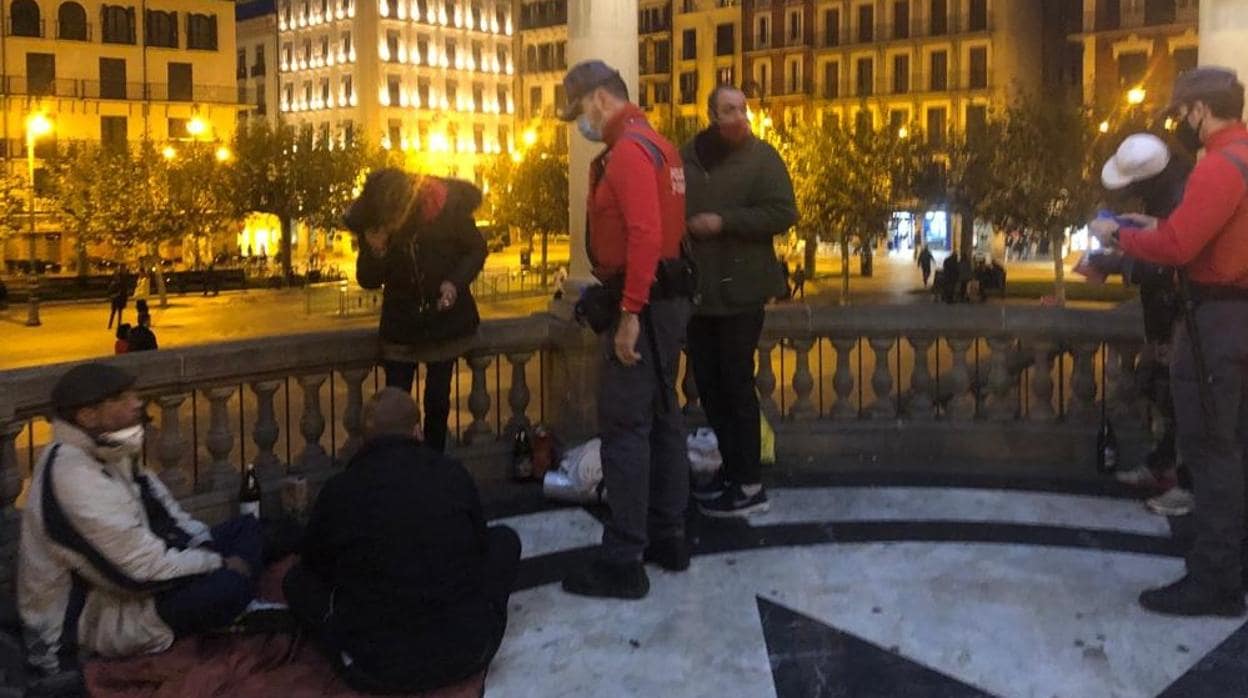 Imagen de agentes de la Policía Foral hablando con algunas personas e en el quiosco de la Plaza del Castillo