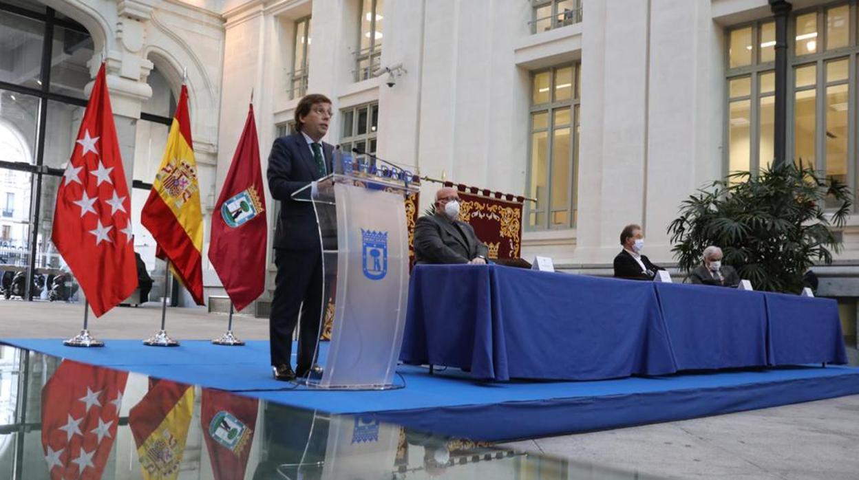 El alcalde, junto a los representantes de Ceim, UGT y CC.OO. tras la firma del acuerdo en Cibeles