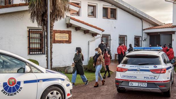 Los 67 jóvenes de la fiesta en un convento de Derio se enfrentan a cinco sanciones