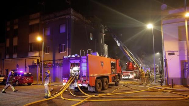 Al menos tres muertos en el incendio de una nave okupada de Badalona