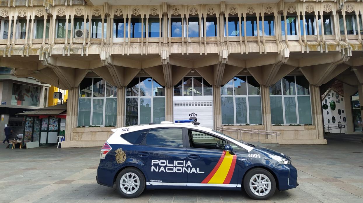 Un coche de la Policía Nacional, delante del Ayuntaiento de Ciudad Real