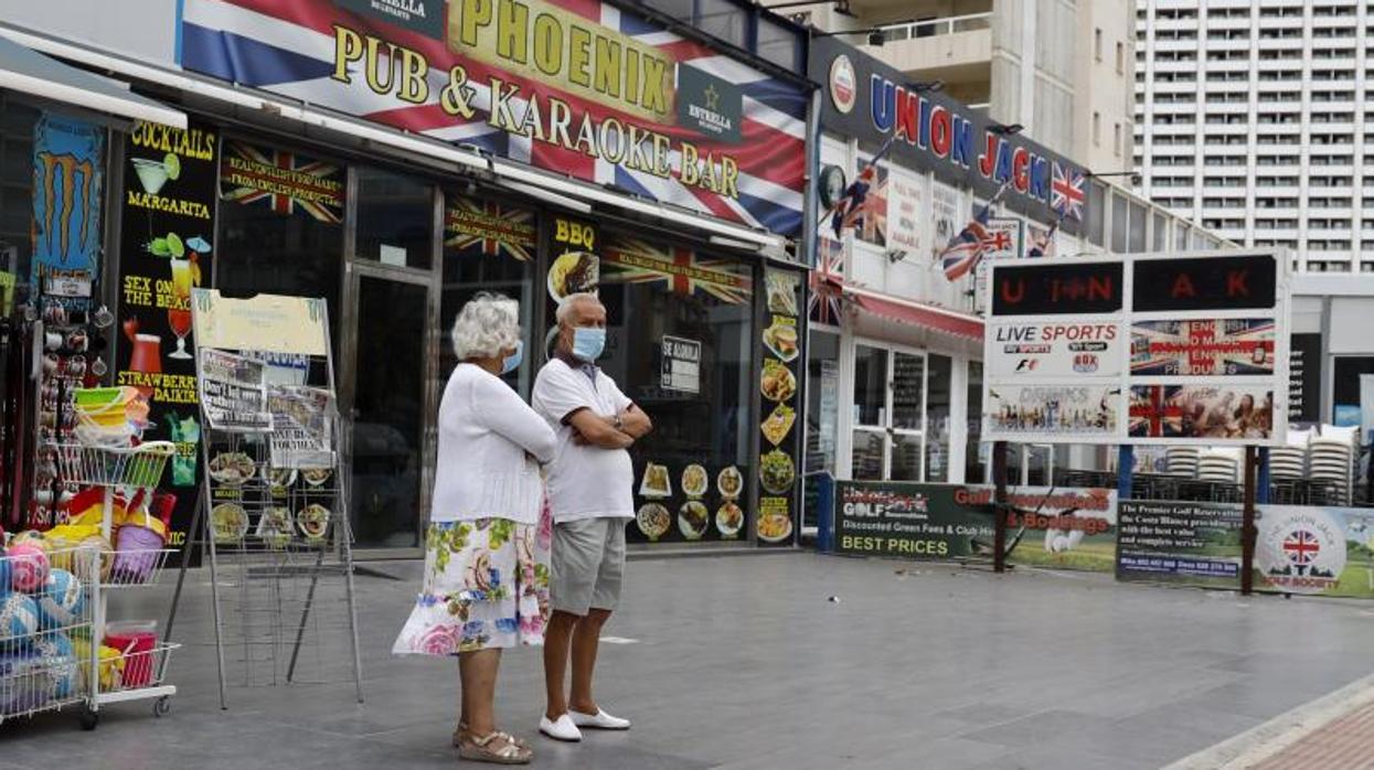 Una pareja de turistas británicos en Benidorm, durante la pandemia