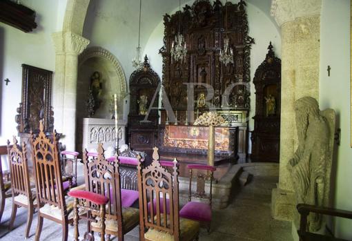 Interior de la Capilla de Meirás. Las sillas en primera línea están tapizadas por Emilia Pardo Bazán. El retablo no sería el original de la época de la escritora sino uno reconstruido en los años 40 por ebanistas compostelanos por encargo de Carmen Polo, según sostiene la familia