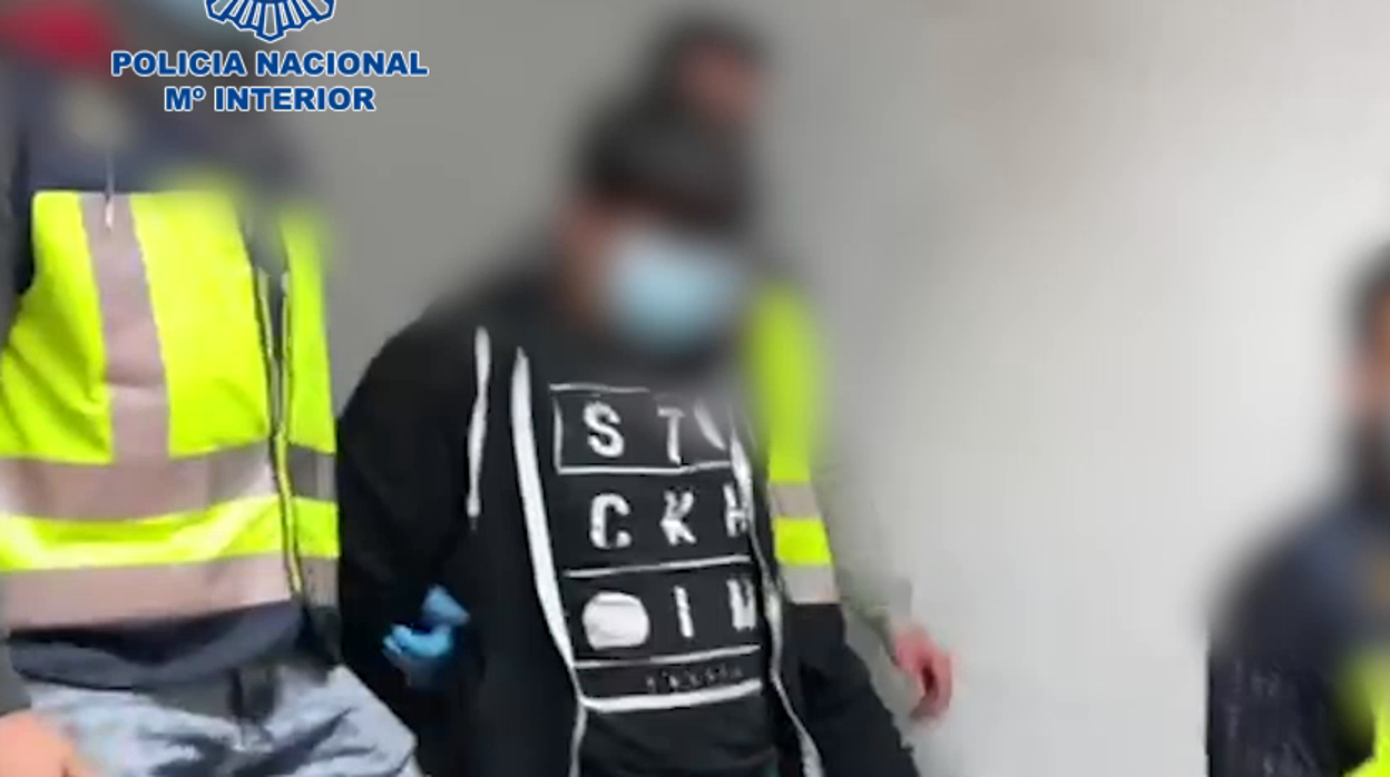 Agentes de la Policía Nacional conducen al detenido por dependencias policiales