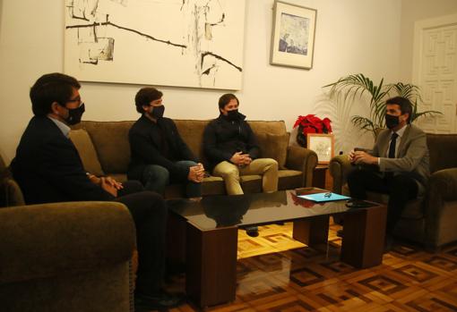 Los representantes de la Asociación de Hostelería de Elche, reunidos con Mazón